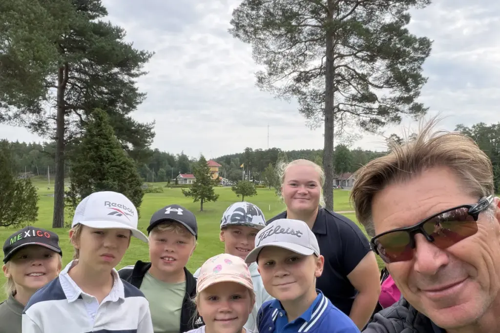 Coach Mika ja ArGC:n juniorit golfkentällä