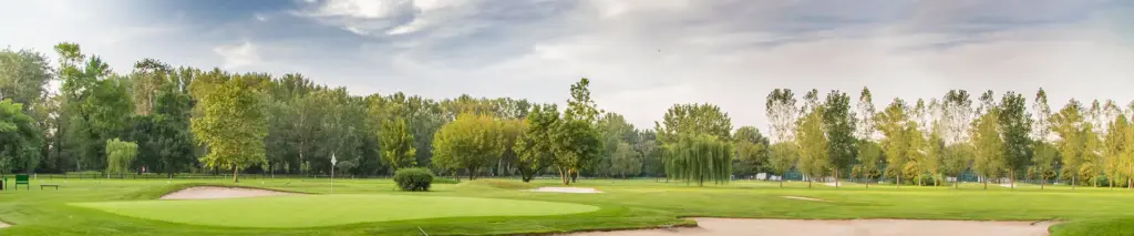 Golfkenttä ja viheriö kesällä