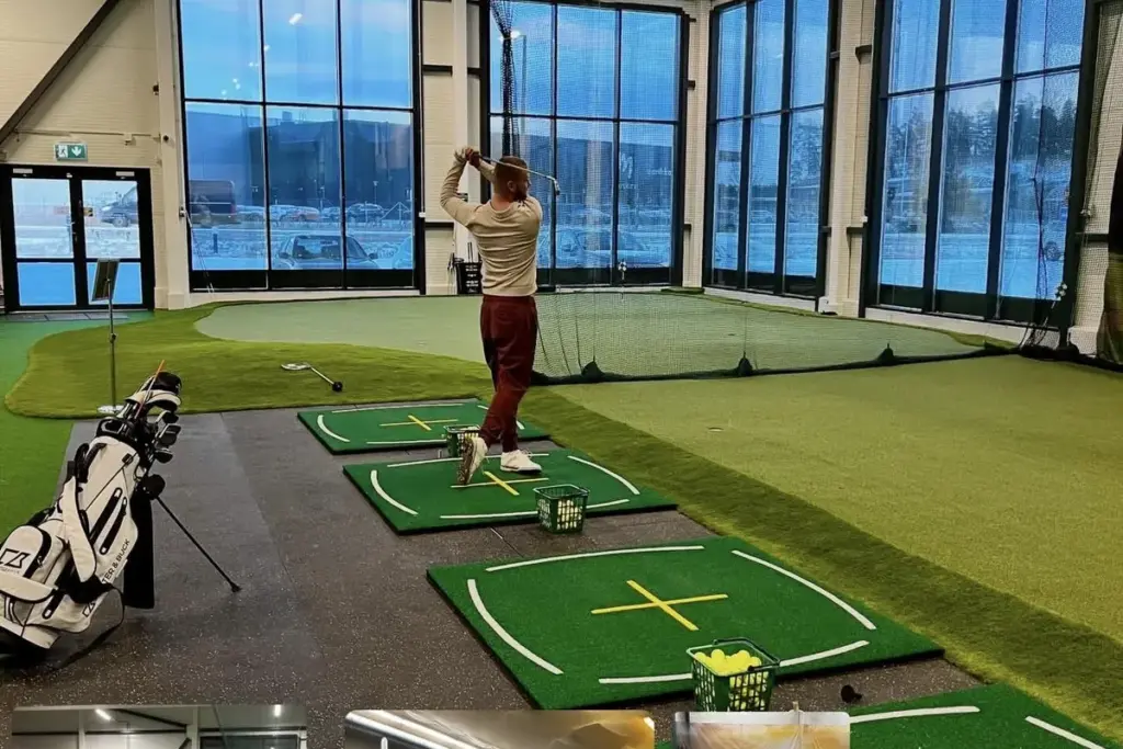 Golfhalli, jossa pelaaja lyö lyöntipaikalta