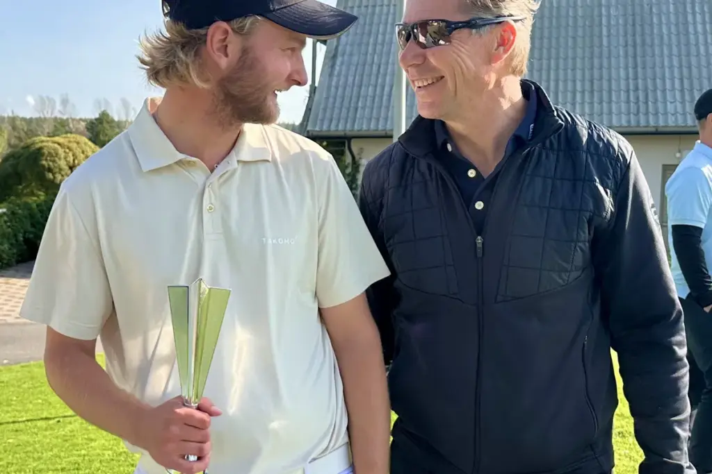 Coach Mika ja valmennettava pelaaja golfkentällä
